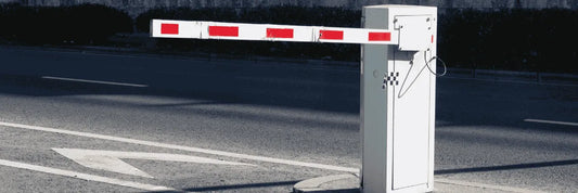 La seguridad comienza en la calle con barrera de acceso vehicular