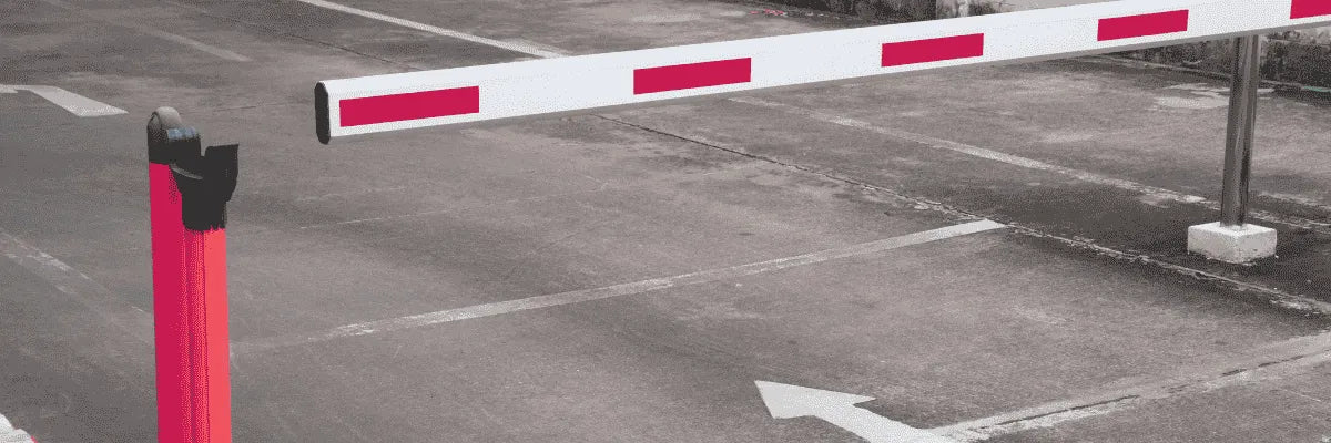 Barrera de estacionamiento con lector de patentes integrado