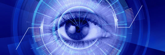 persona analizando su ojo en un acceso ocular