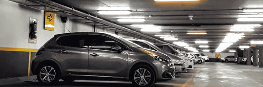 ¿Cómo puede un administrador de edificios gestionar los estacionamientos disponibles?