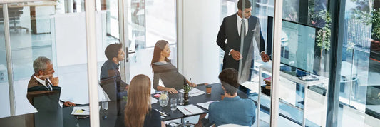 personas en reunión de oficina