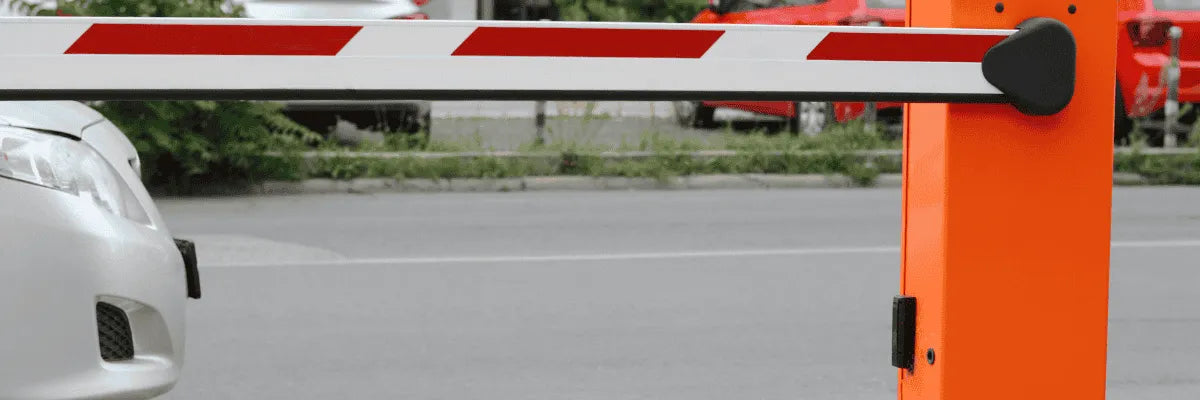 ¿Puede un administrador de condominios programar la barrera de acceso vehicular para ciertos horarios?